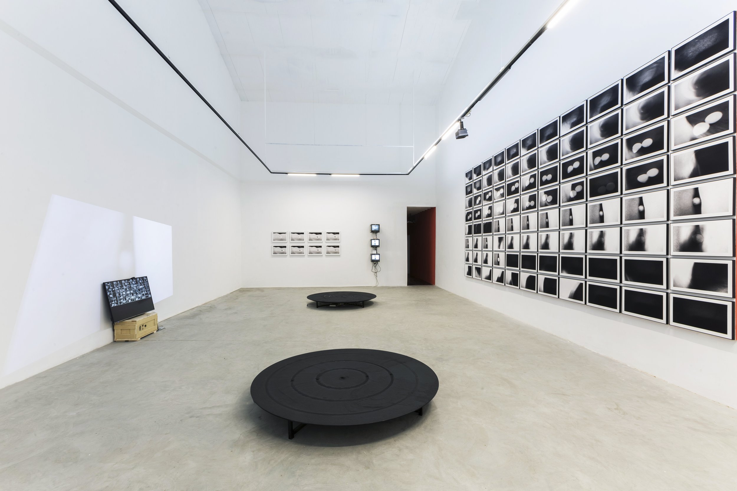 Tan Mu, LOOP, 2017. Solo exhibition at BETWEEN Art Lab, Beijing. Mechanical installation, interactive media, video, photography.