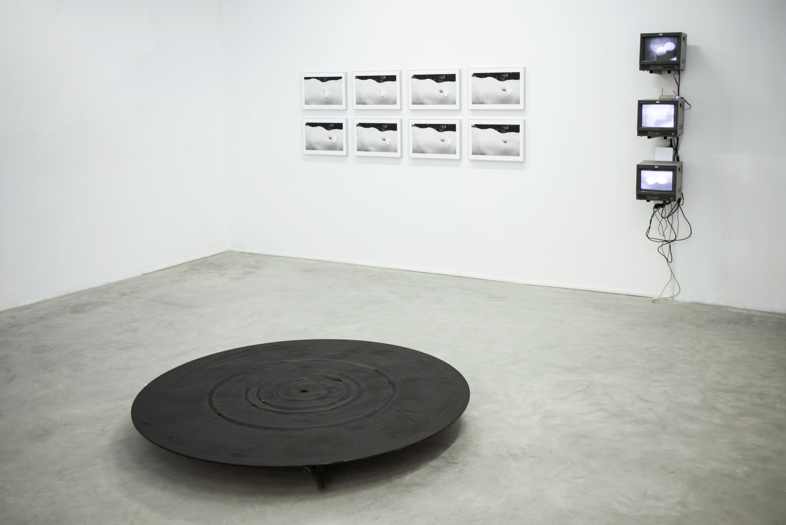 Tan Mu, Loop.4, 2015/2017. Interactive installation with magnetic sand, steel, glass, aluminum, Arduino-controlled system.
