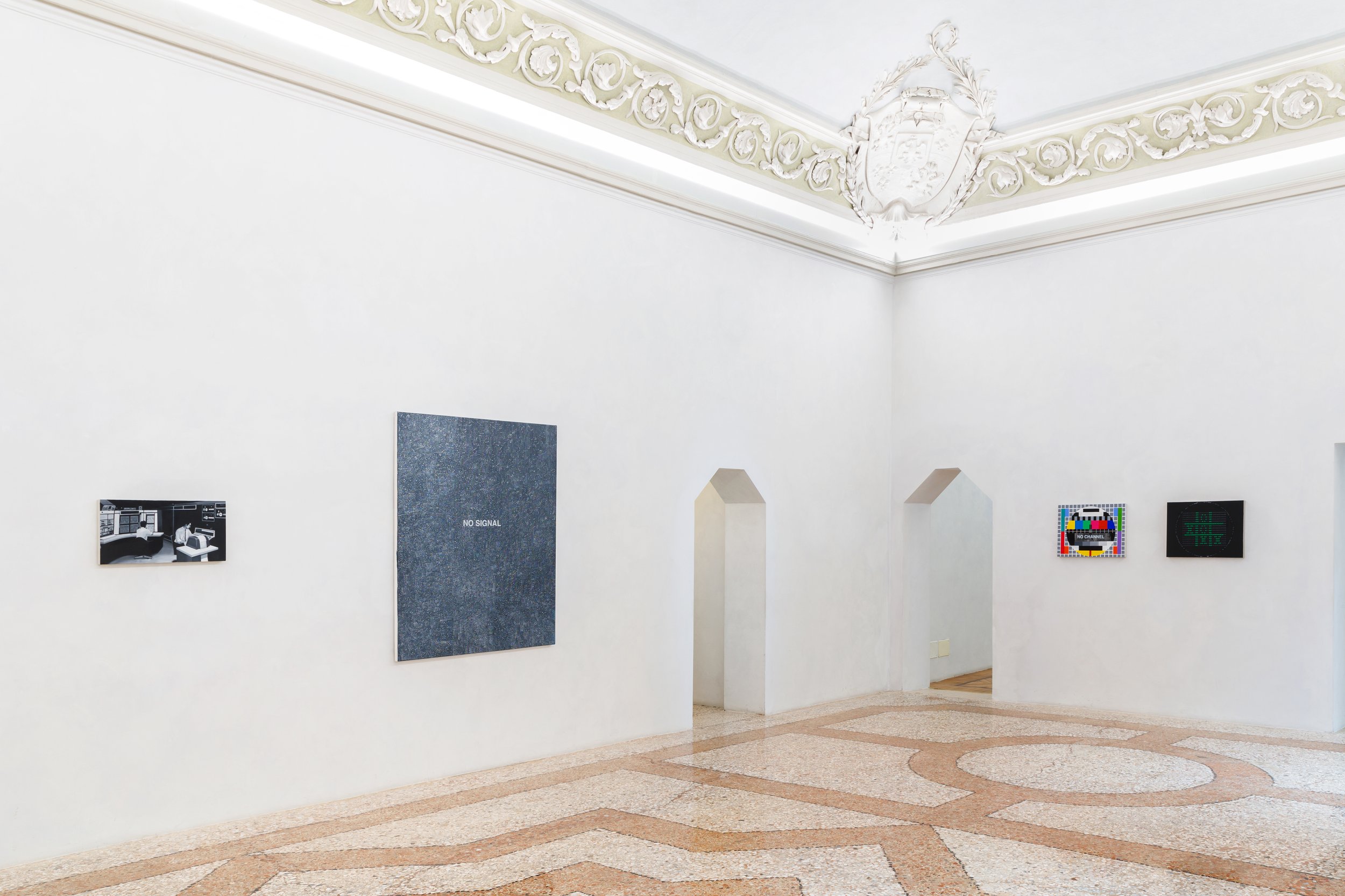 Tan Mu, No Signal, 2019. The companion work: where NO CHANNEL shows the calibration, No Signal shows what happens when the calibration fails.